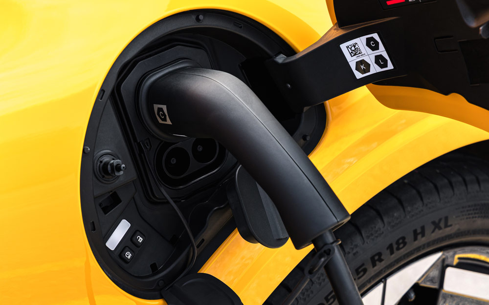 Presa e Spinotto per la Ricarica della Renault Twingo E-Tech electric 2026 Color Jaune Mango